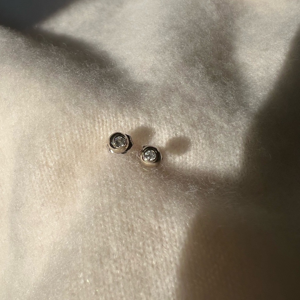 Tiny 14K white gold & diamond stud earrings - Picture 4 of 4